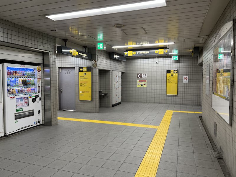 通路突き当たりの3・4号出入口付近にあるコインロッカー