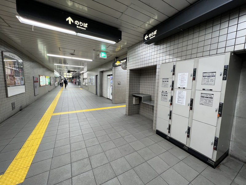 コインロッカー側から改札方向を見る