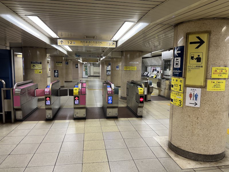 綾瀬寄りにある外苑東通り改札