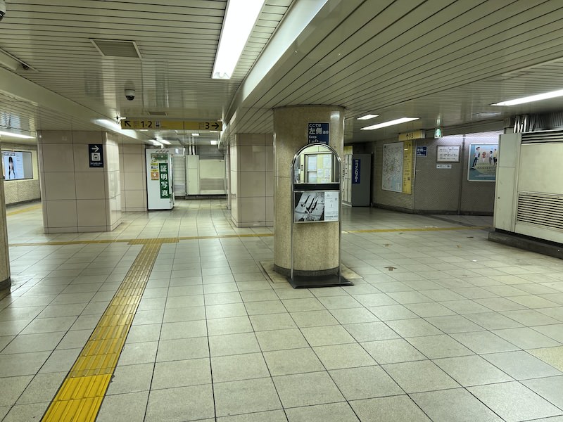 右側が3番出入口。東京ミッドタウンへはこの出入口から。