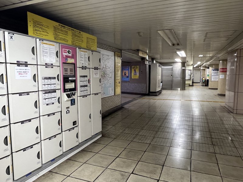 コインロッカー側から改札を見る