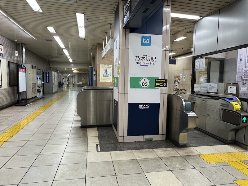 青山霊園方面改札。改札を出て右側の通路内にコインロッカーが見える。