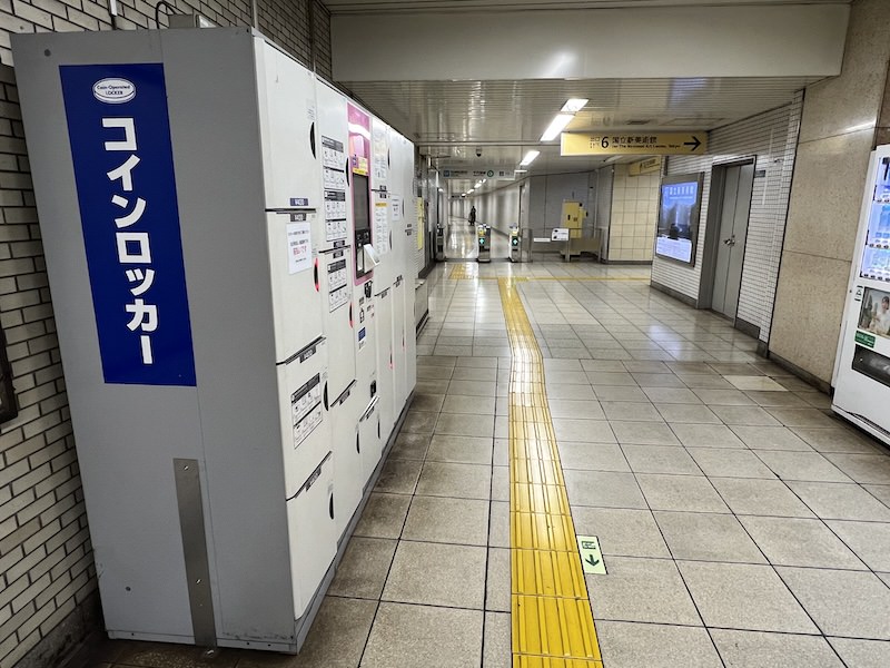 コインロッカーの奥にはもうひとつの青山霊園方面改札がある。ホームへのエレベーターへはこちらから。