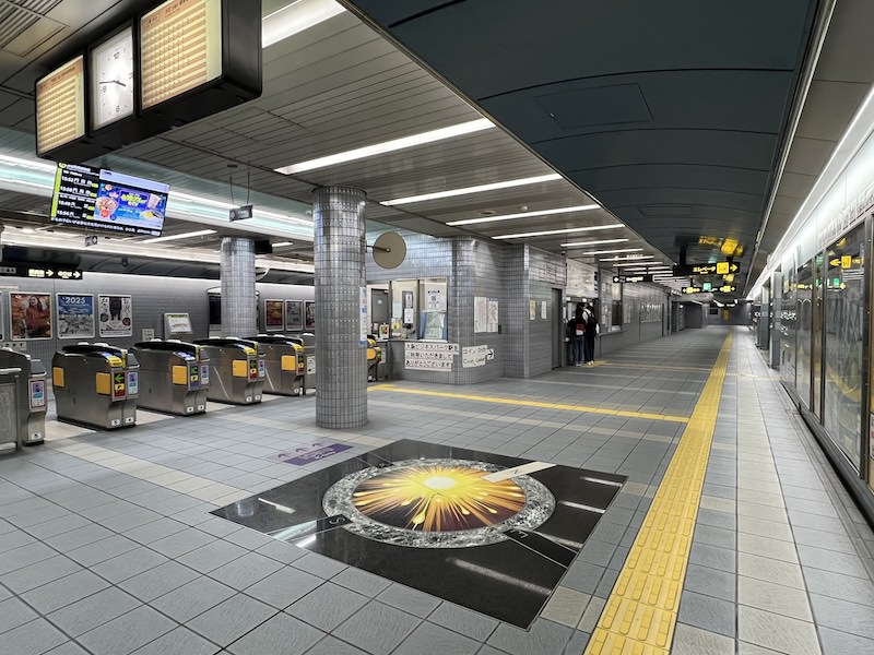 改札を出て左側の通路へ進む