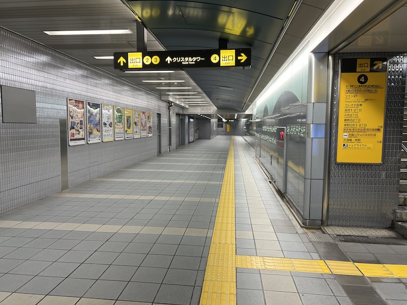 2・3号出入口への通路を進む