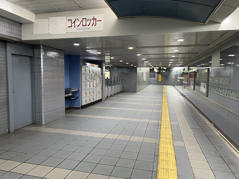 通路の左側にコインロッカーが設置されている