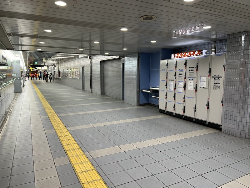 コインロッカー側から改札方向を見る