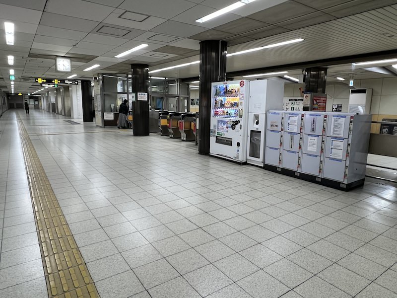 コインロッカー側から改札を見る