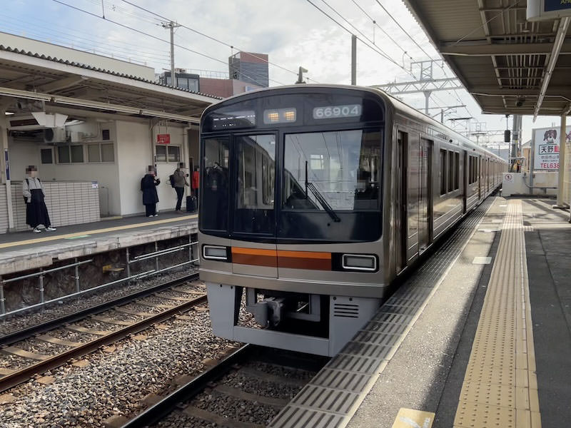阪急千里線に乗り入れた大阪メトロ堺筋線の車両