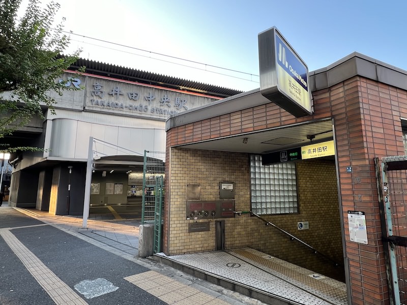 高架のJR高井田中央駅と地下にある大阪メトロ高井田駅