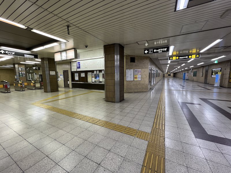 改札を出て左側の通路を進む