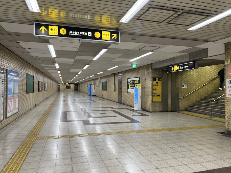 1号出入口の通路を進む