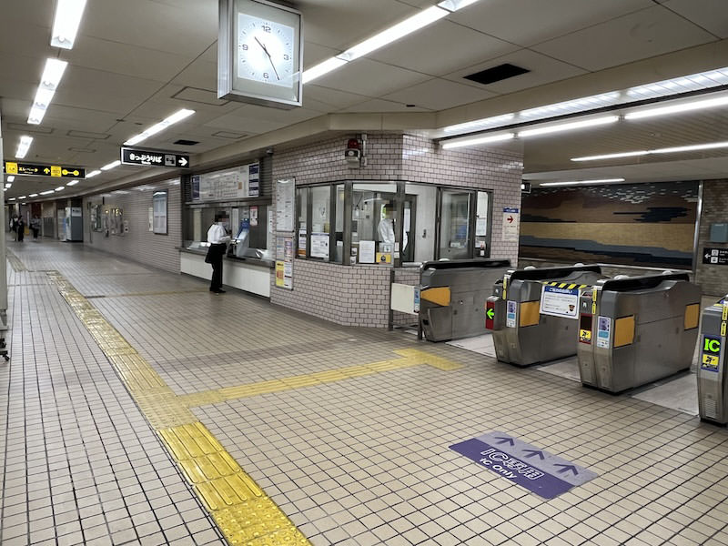 改札を出て右側の通路を進む