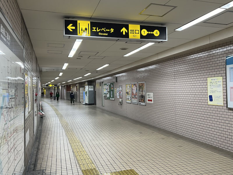 通路を進むと右側にコインロッカーが見えてくる