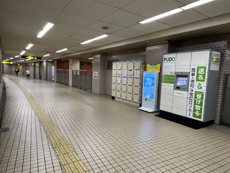 通路の右側にあるコインロッカー