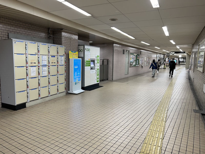 コインロッカー側から改札方向を見る