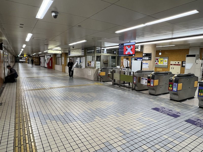 改札を出て右側の通路を進む