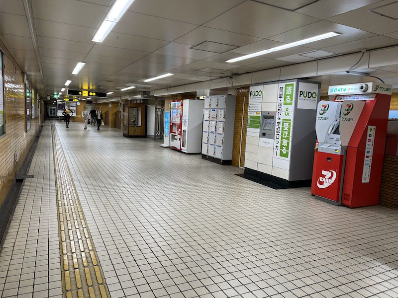 通路の右側にコインロッカーがある