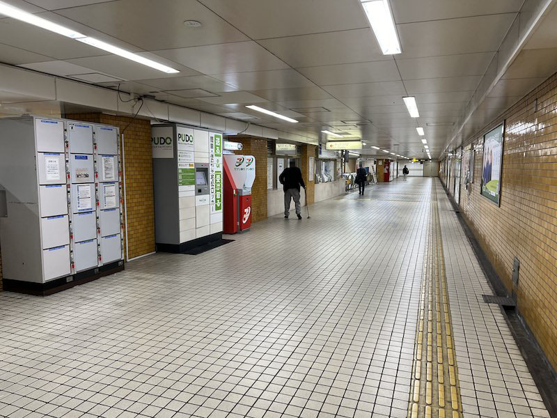 コインロッカー側から改札方向を見る