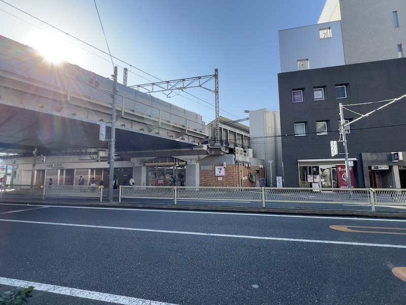 左の高架がJR鴫野駅、右のビルの入口があり地下にあるのが大阪メトロ鴫野駅。