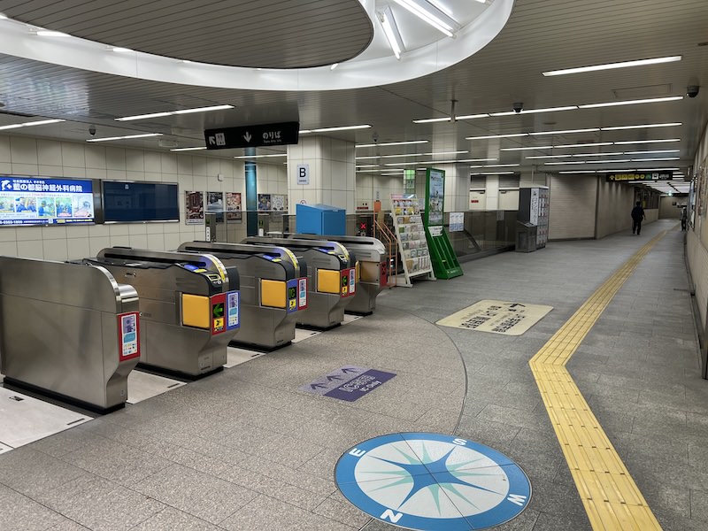 大阪メトロ鴫野駅の改札。出て左側にコインロッカーが見える。