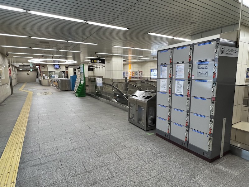 コインロッカー側から大阪メトロ鴫野駅の改札を見る