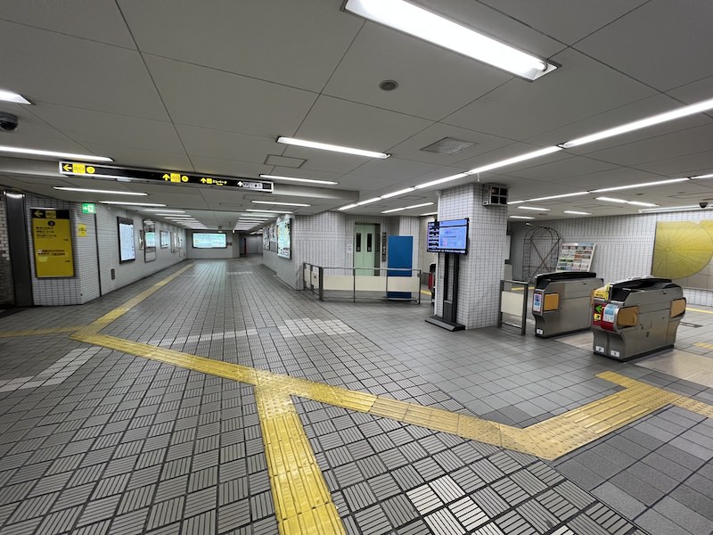 東改札を出て右側の通路を進む