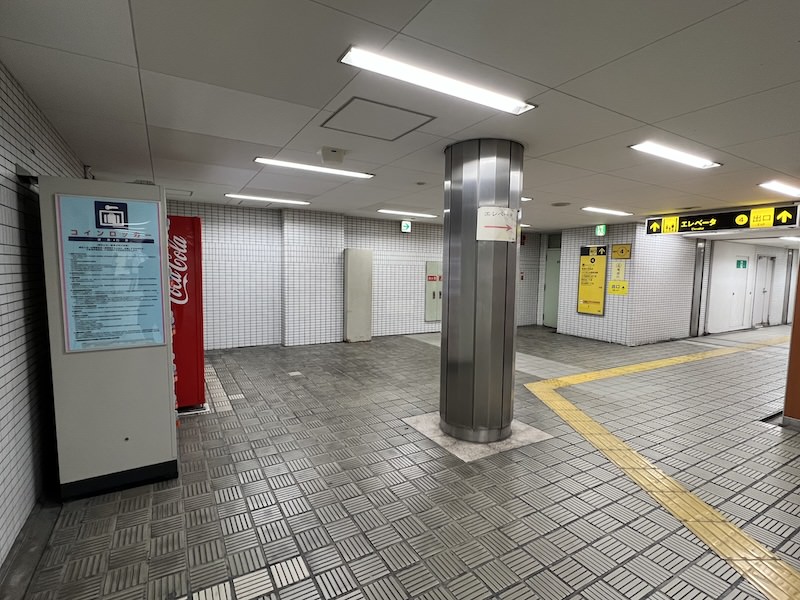 通路が右に折れるところにコインロッカーがある