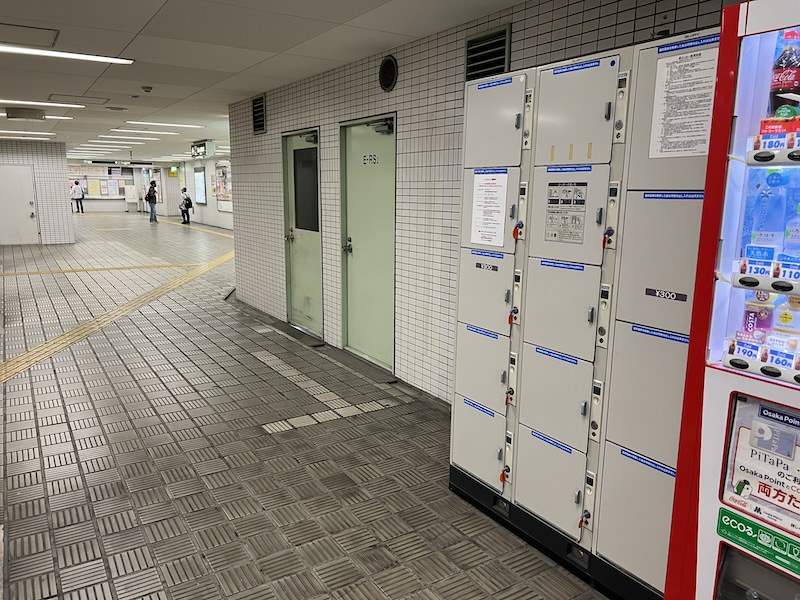 コインロッカー側から東改札方向を見る