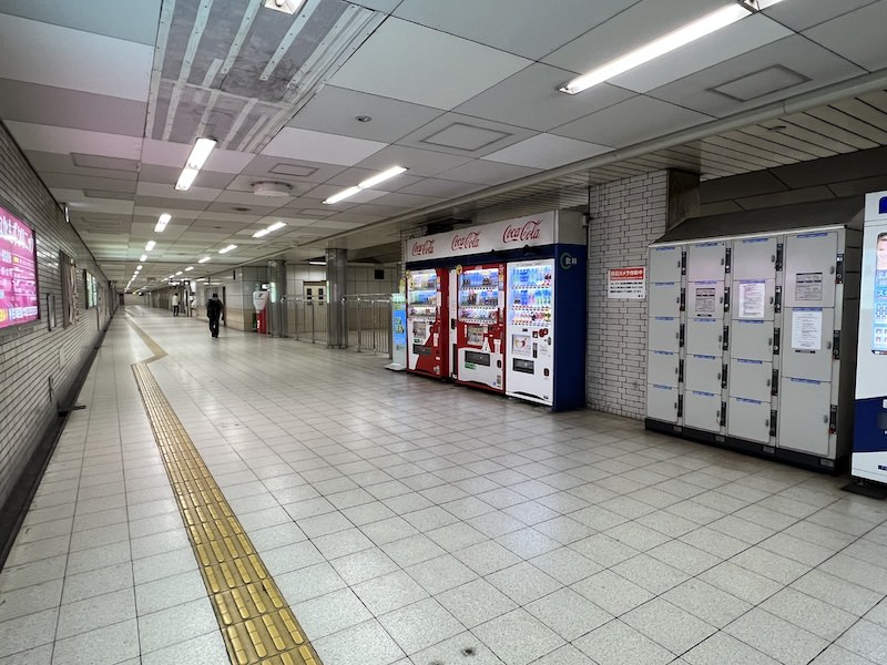 コインロッカー側から改札を見る