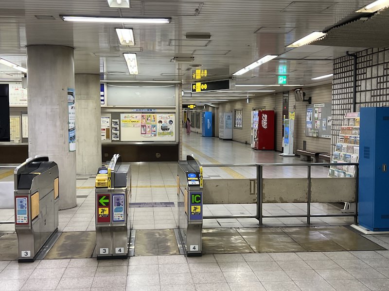 改札を出て正面の通路を進む