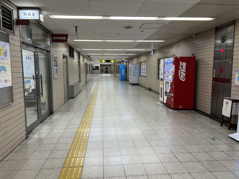 駅長室を通り過ぎさらに通路を進む
