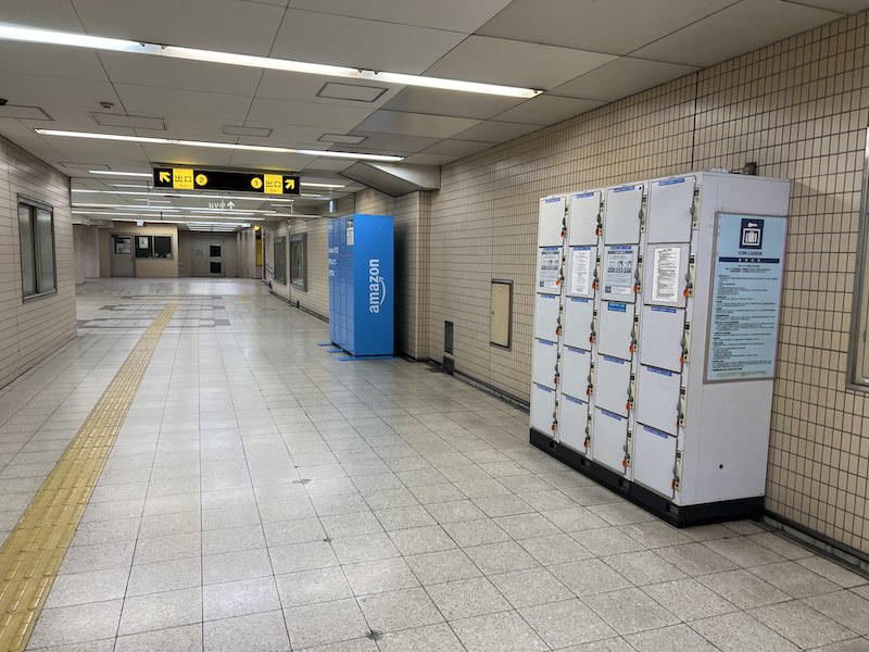 通路の右側にコインロッカーが設置されている