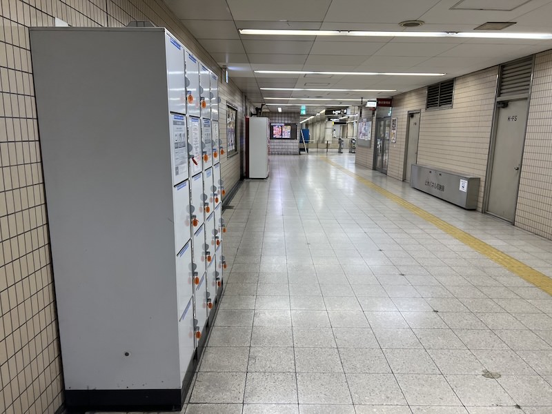 コインロッカー側から改札を見る