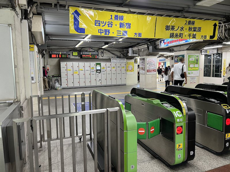 東口改札内にあるコインロッカー