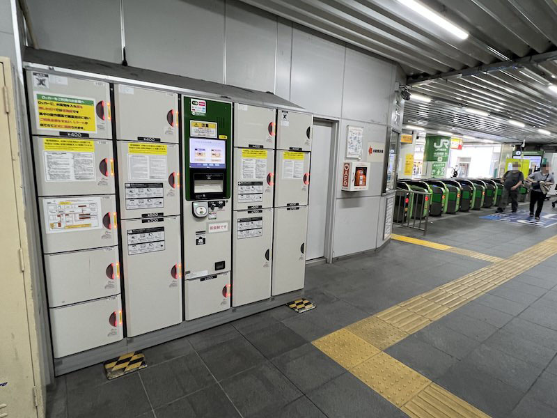 コインロッカー側から西口の改札を見る