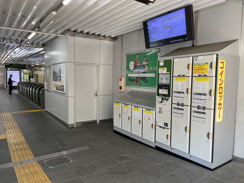 コインロッカー側から西口改札を見る