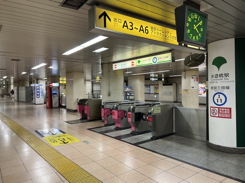 JR水道橋駅方面改札を出て右側の通路を進む