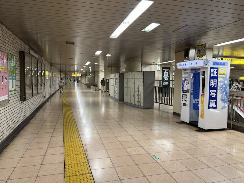 通路の右側にコインロッカーが設置されている