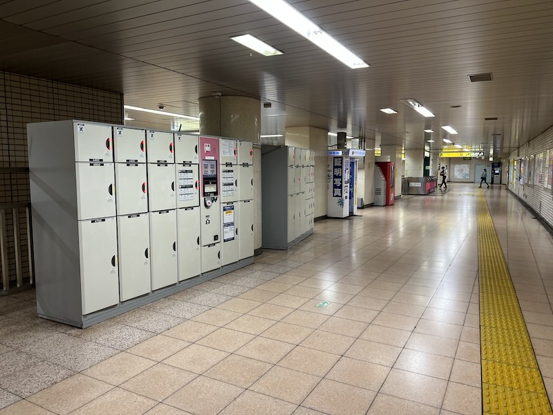 コインロッカー側から改札を見る