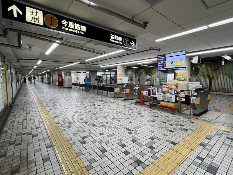 谷町線ホームに近い西改札を出て右側の通路を進む