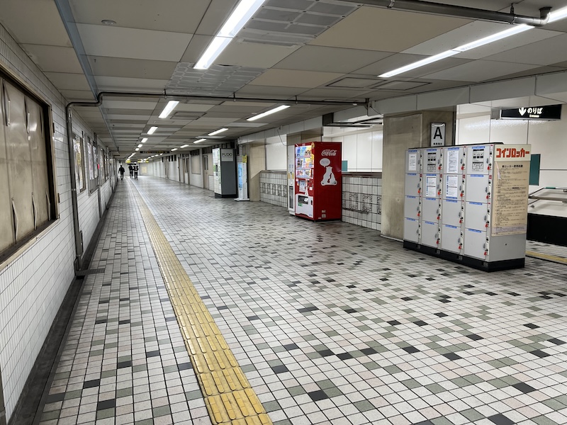 通路内右側にコインロッカーが設置されている