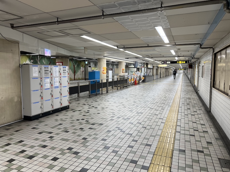 コインロッカー側から西改札を見る