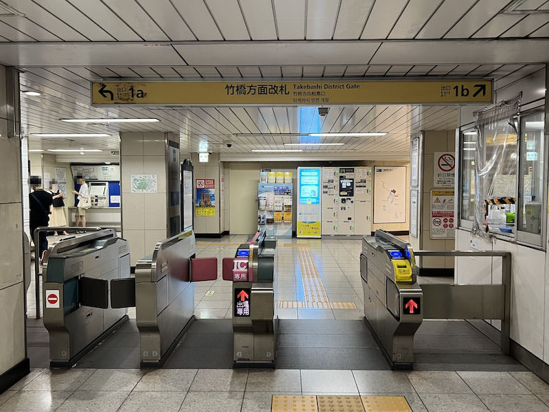 竹橋方面改札内から見たコインロッカー