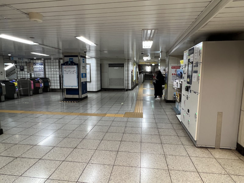 改札とコインロッカー