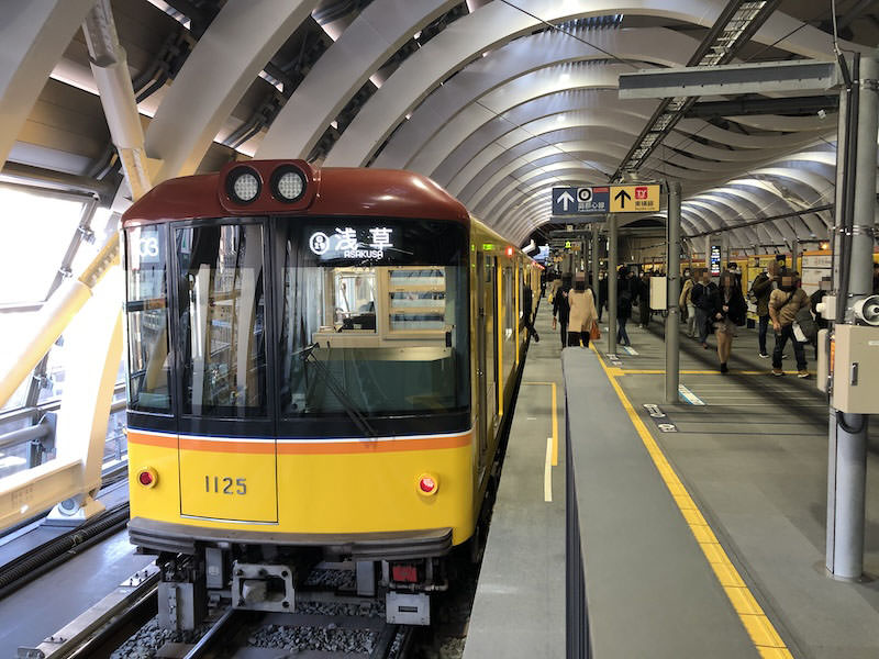 ホームドア設置前の渋谷駅で発車を待つ東京メトロ銀座線の車両