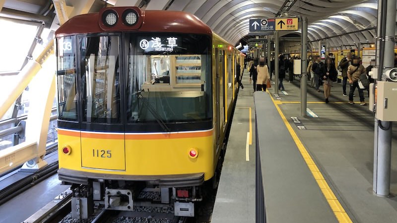 ホームドア設置前の渋谷駅で発車を待つ東京メトロ銀座線の車両
