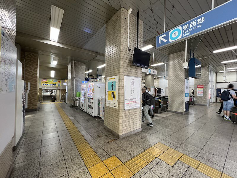 中央改札横にある西口への通路