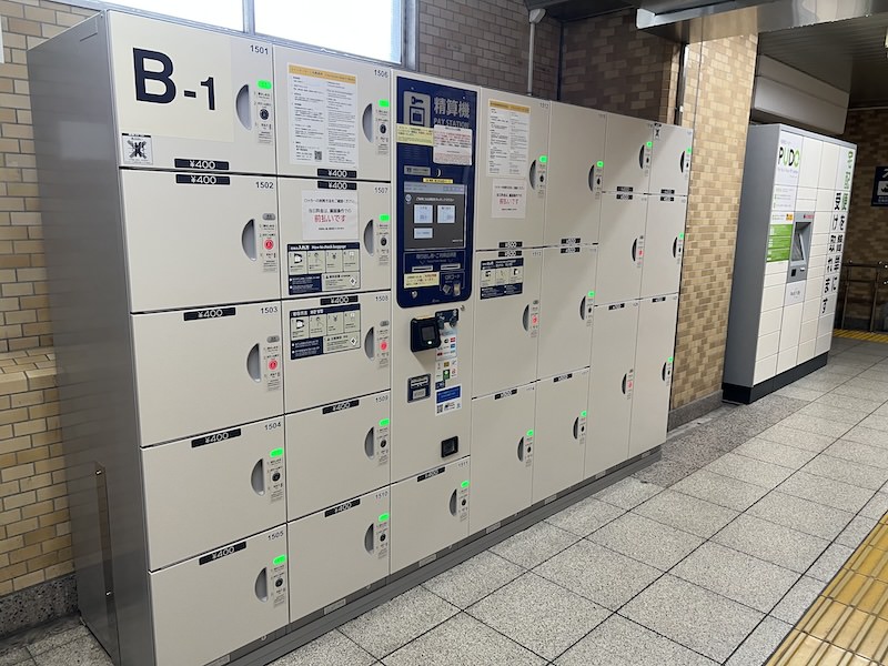 階段降りたところにコインロッカーが設置されている