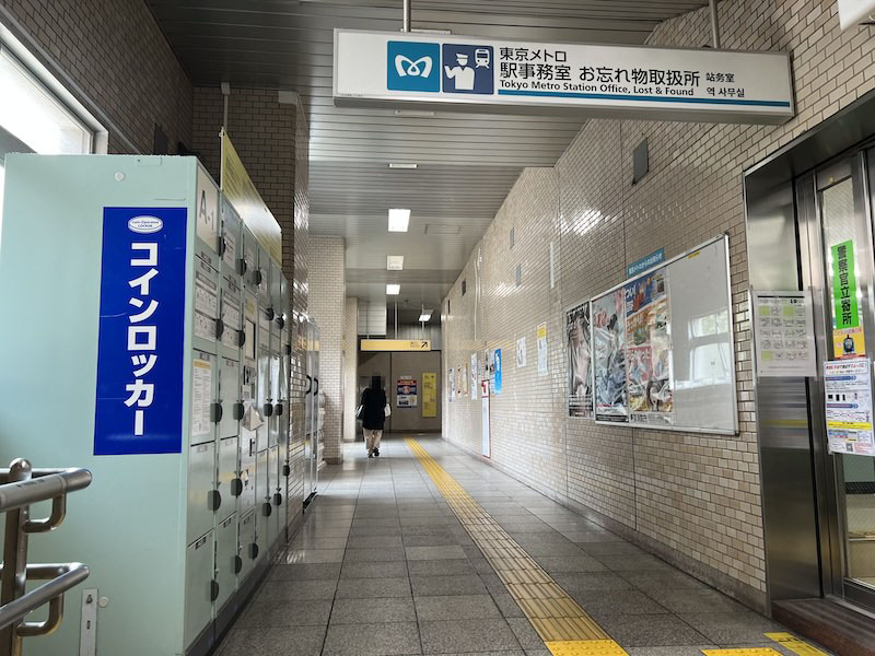 駅事務室の前にコインロッカーが設置されている